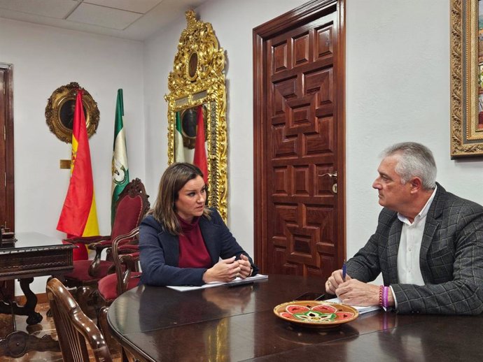 La delegada de Justicia, Administración Local y Función Pública de la Junta en Córdoba, Raquel López, con el alcalde de Fernán Núñez, Alfonso Alcaide.