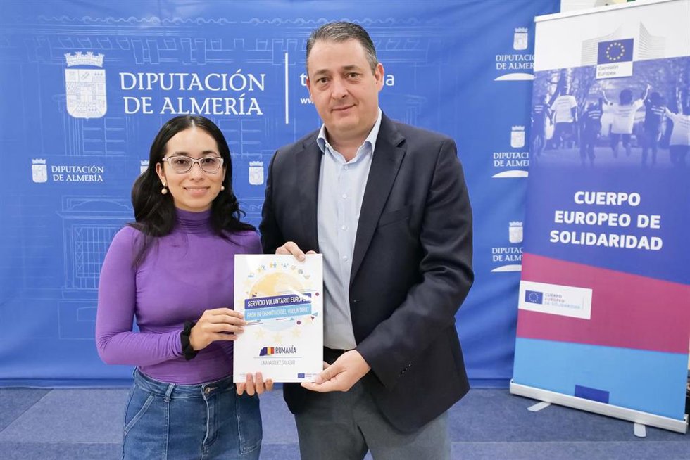 La joven voluntaria Lina María Vásquez junto al diputado provincial Juan José Martínez