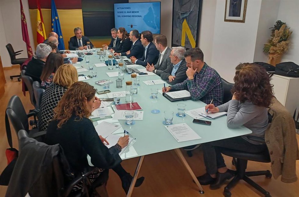 El consejero de Medio Ambiente, Universidades, Investigación y Mar Menor, Juan María Vázquez, preside la reunión de la Comisión Interdepartamental del Mar Menor