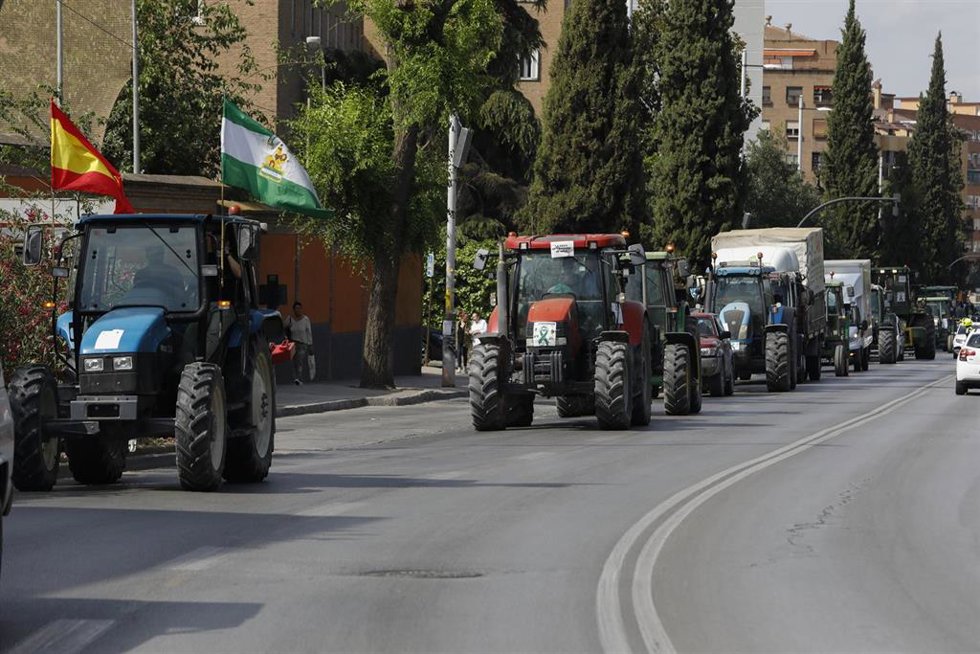 Archivo - Los regantes durante la tractorada para reclamar la autorización del riego con aguas regeneradas, en mayo de 2023