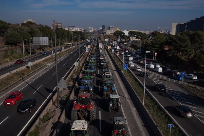 Varios tractores de agricultores se dirigen a la avenida Diagonal durante una manifestación en la segunda jornada de protestas, a 7 de febrero de 2024 en Barcelona