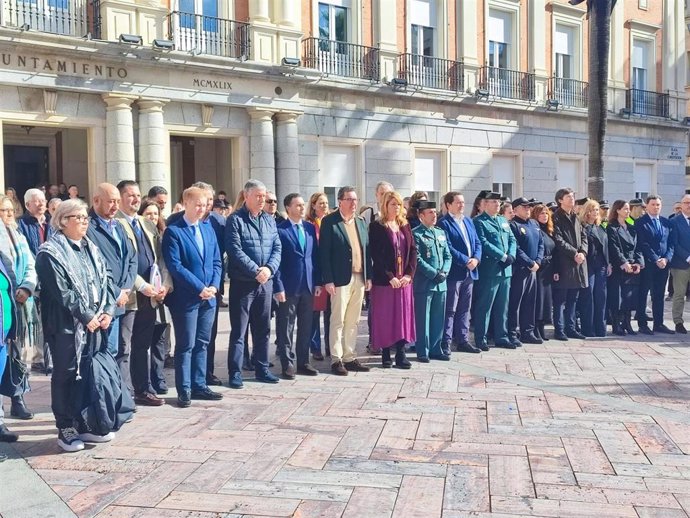 Minuto de silencio en el Ayuntamiento de Huelva por los guardias civiles muertos en Barbate (Cádiz) el pasado viernes tras ser arrollados por una narcolancha.