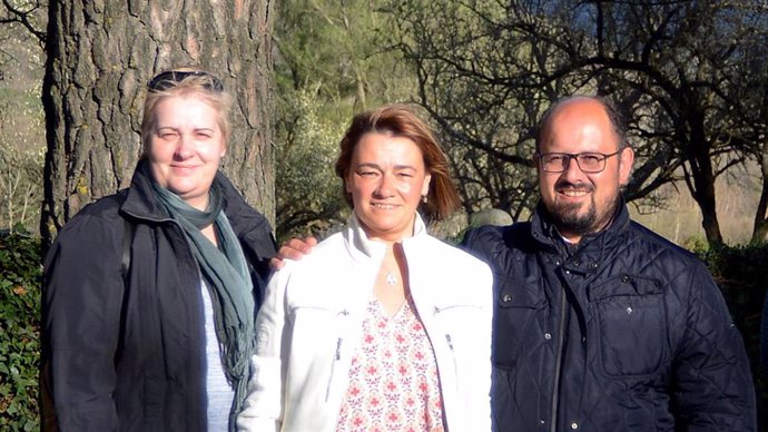El secretario general del PAR, Alberto Izquierdo, con la alcaldesa de Biescas (Huesca), Nuria Pargada, y otra militante del PAR.