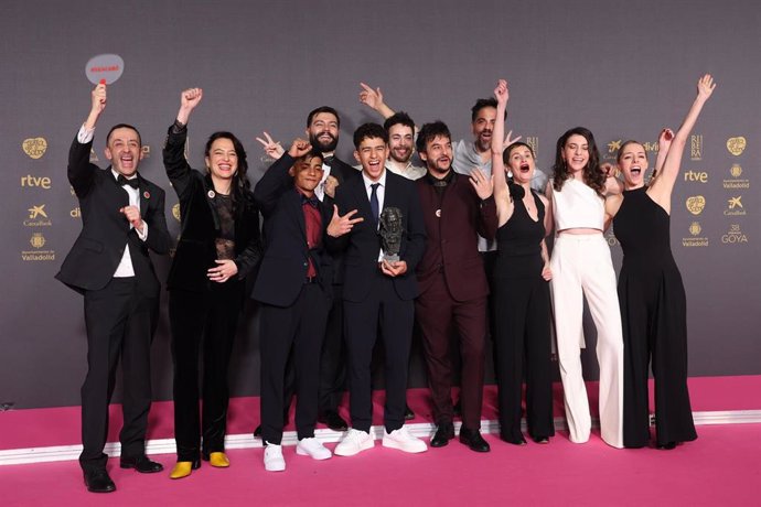 El equipo de 'Aunque es de noche' posan con el premio al Mejor Cortometraje de Ficción, durante la gala de la 38 edición de los Premios Goya.