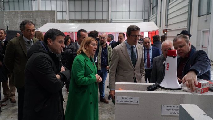 El consejero de Industria, Energía y Minas de la Junta de Andalucía, Jorge Paradela, en un un encuentro empresarial sobre la industrialización de la construcción en Cádiz capital.