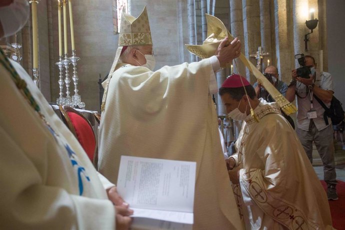 Archivo - Ceremonia de ordenación de Fernando García Cardiñanos como nuevo obispo de la diócesis Mondoñedo-Ferrol, en la Catedral Basílica de Asunción, a 4 de septiembre de 2021, en Mondoñedo, Lugo.
