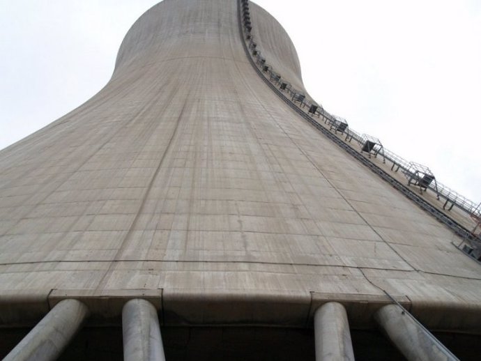 Archivo - Torre de refrigeración de la central nuclear de Ascó.