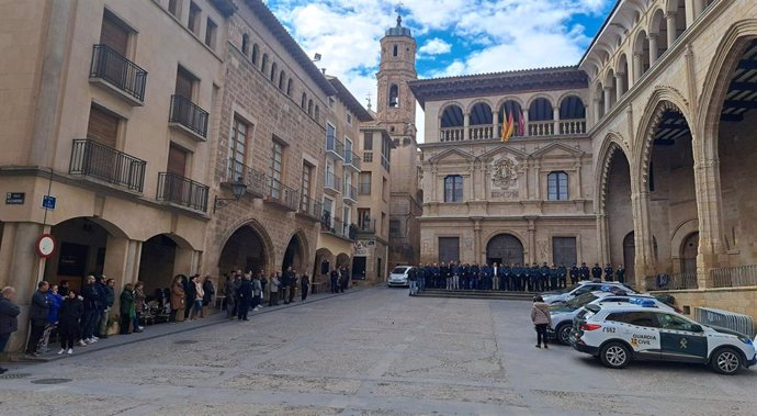 Alcañiz (Teruel) guarda un minuto de silencio en la Plaza de España por los dos Guardias Civiles asesinados en Barbate