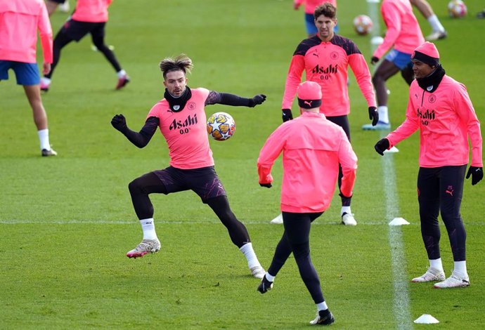 12 February 2024, United Kingdom, Manchester: Manchester City's Jack Grealish (L) and team-mates take part in a training session at the City Football Academy, ahead of the UEFA Champions League round of 16 first leg soccer match against Copenhagen. Photo: