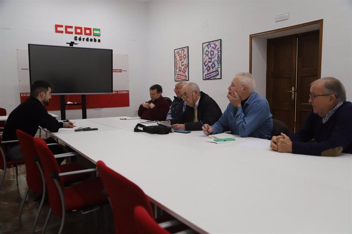 Gómez Jurado (izda.), en su reunión con los representantes de UGT y CCOO de Córdoba.