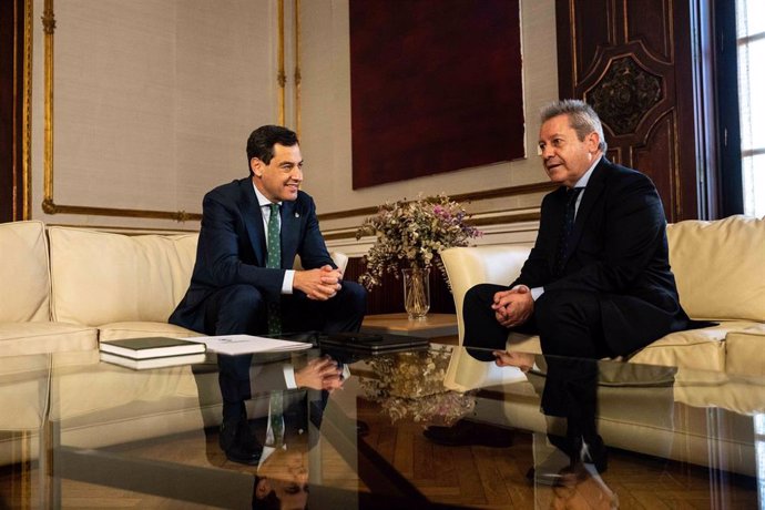 El presidente de la Junta de Andalucía, Juanma Moreno, se reúne con el presidente de Airbus España, Alberto Gutiérrez.