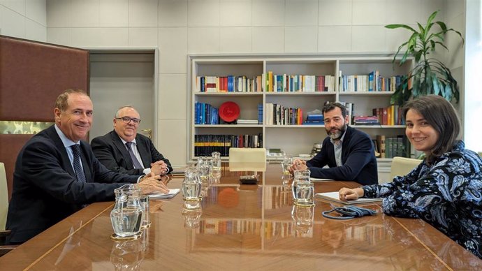 El conseller del Mar y del Ciclo del Agua del Govern, Juan Manuel Lafuente, en una reunión con el secretario general de Transporte Aéreo y Marítimo, Benito Núñez.