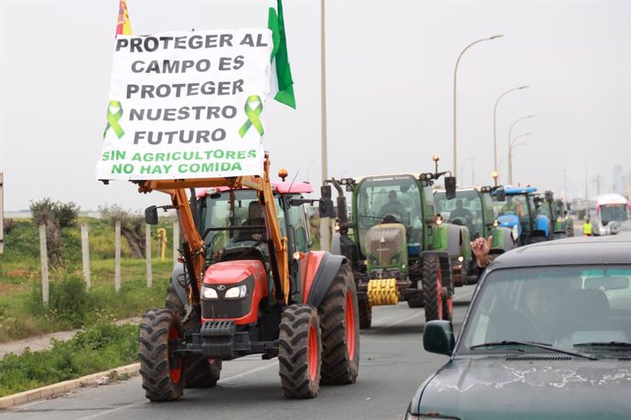 Tractores cortan la carretera SE-3205 de acceso al polígono La Isla de Dos Hermanas (Sevilla). A 8 de febrero de 2024, en Dos Hermanas, Sevilla (Andalucía, España). El tramo de la carretera provincial SE-3205 que conduce al polígono La Isla, en Dos Herman