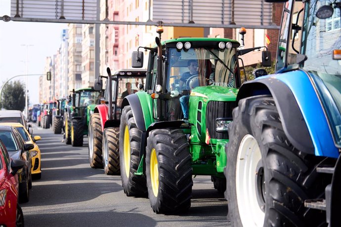 Tractores de agricultores entran a Santander durante una manifestación, a 6 de febrero de 2024, en Santander, Cantabria (España). Agricultores y ganaderos de toda España han sacado sus tractores a las carreteras desde esta madrugada para pedir mejoras en 