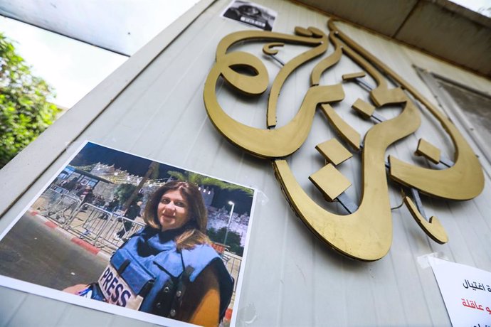 Archivo - 11 May 2022, Iraq, Baghdad: A picture of slain Al Jazeera Palestinian reporter, Shireen Abu Akleh, hangs on the facade of Al Jazeera Media office in Baghdad. Abu Akleh, 51, a prominent figure in the Arabic news service of Al-Jazeera channel, was