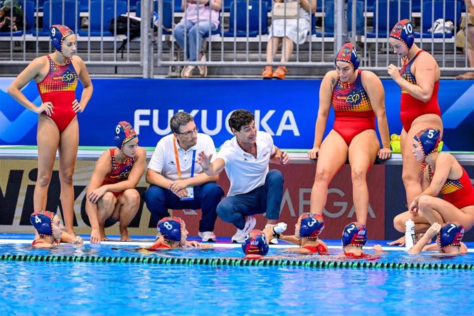 Miki Oca, seleccionador español de waterpolo femenino, dando instrucciones durante un partido