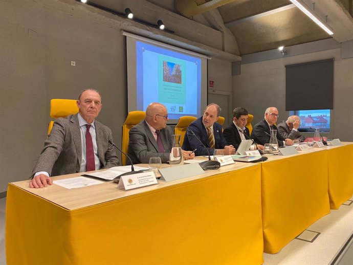 El subdelegado del Gobierno de España en Jaén, Manuel Fernández, ha presidido la presentación del Informe Anual de Coyuntura del Sector Oleícola 2023.
