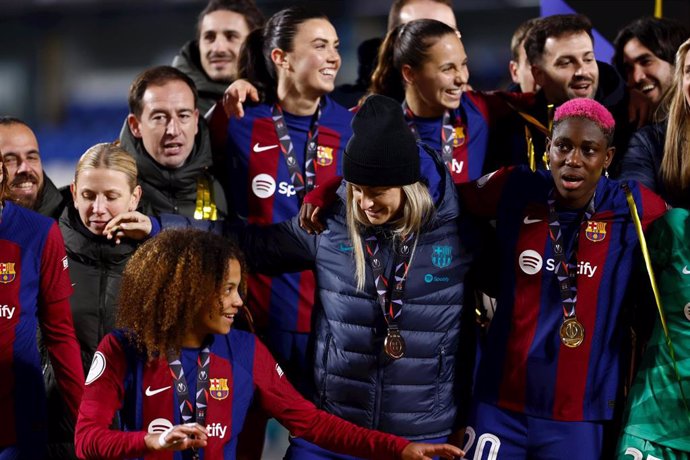 Alexia Putellas con sus compañeras del FC Barcelona tras la conquista de la Supercopa de España 2024
