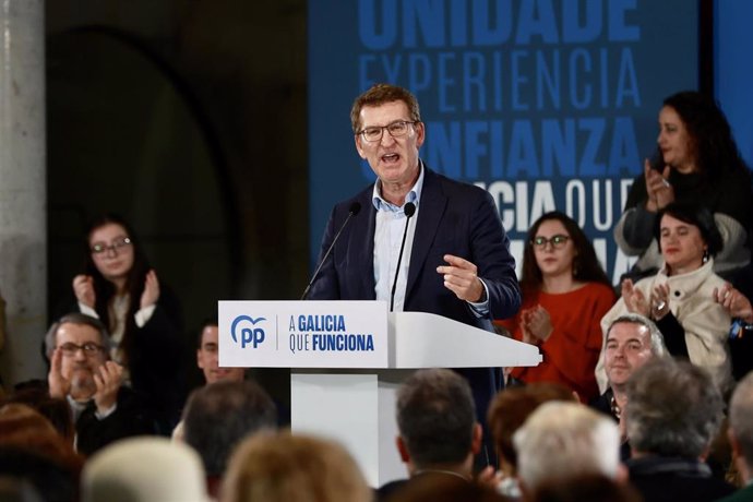 El presidente nacional del PP, Alberto Núñez Feijóo, participa durante un mitin electoral del PPdeG, en la Praza de abastos, a 12 de febrero de 2024, en Marín, Pontevedra, Galicia (España). Este acto se enmarca en plena campaña electoral de cara a las e