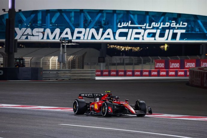 Archivo - Carlos Sainz con el Ferrari en el Circuito de Yas Marina en Abu Dabi