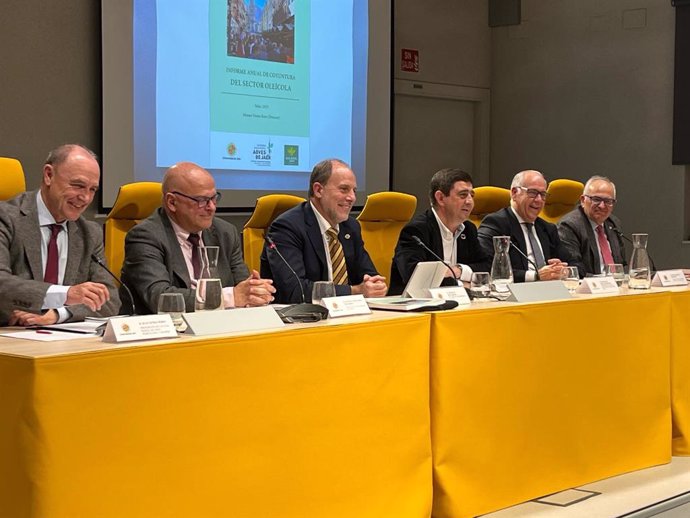 El presidente de la Diputación Provincial de Jaén, Paco Reyes, ha intervenido en la presentación del Informe Anual de Coyuntura del Sector Oleícola 2023.