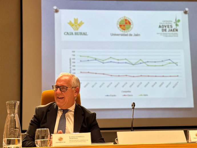 El delegado del Gobierno de la Junta de Andalucía en Jaén, Jesús Estrella, durante la presentación del Informe Anual de Coyuntura del Sector Oleícola 2023.