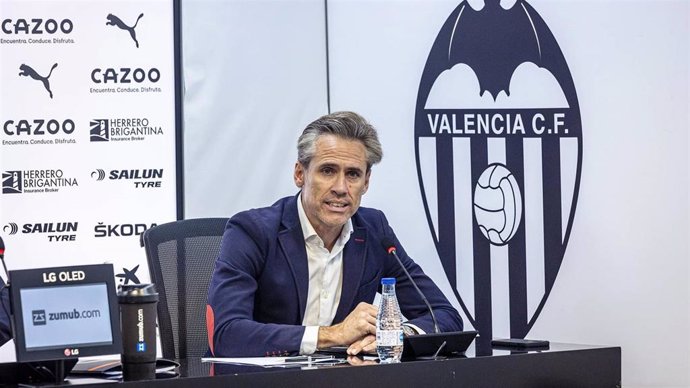 Archivo - El director deportivo del Valencia, Miguel Ángel Corona, durante una rueda de prensa