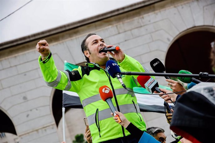 Archivo - El presidente de la Plataforma para la Defensa del Sector del Transporte de mercancías por Carretera, Manuel Hernández, ofrece declaraciones a los medios