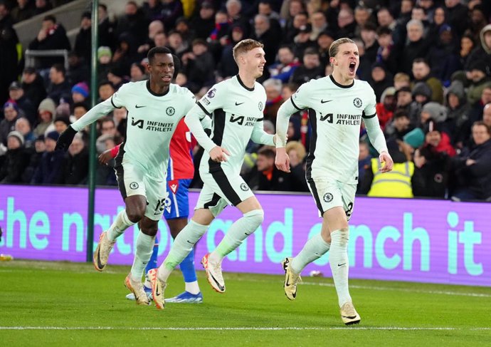 12 February 2024, United Kingdom, London: Chelsea's Conor Gallagher (R) celebrates scoring his side's first goal with teammates during the English Premier League soccer match between Crystal Palace and Chelsea at Selhurst Park. Photo: John Walton/PA Wire/