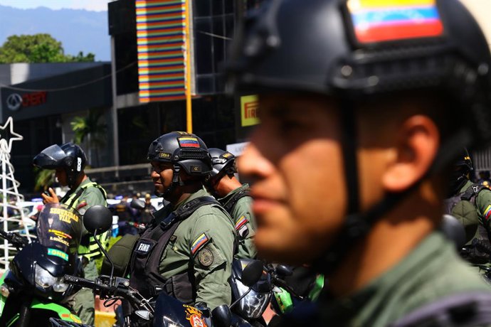 Archivo - December 18, 2023, Valencia, Carabobo, Venezuela: December 18, 2023. A military officer, member of Venezuela's Bolivarian armed forces, present in a security act called Safe Christmas. In the city of Valencia, Carabobo state. Photo: Juan Carlo