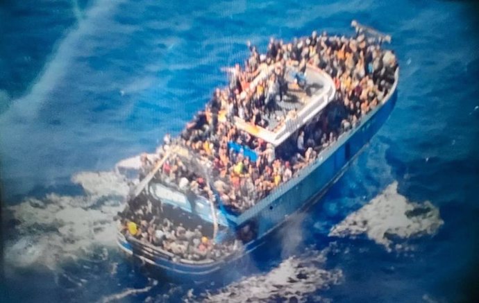 Archivo - Fotografía aérea de un pesquero con cientos de migrantes a bordo antes de su hundimiento frente a las costas de Grecia