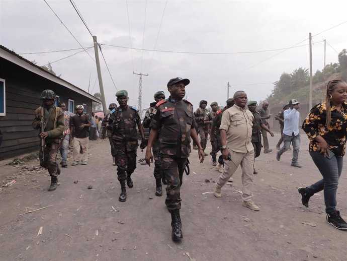 El gobernador militar de la provincia de Kivu Norte, Peter Chirimwami, inspecciona la ciudad de Sake, foco de ataques del M23, en el este de la República Democrática del Congo (RDC)