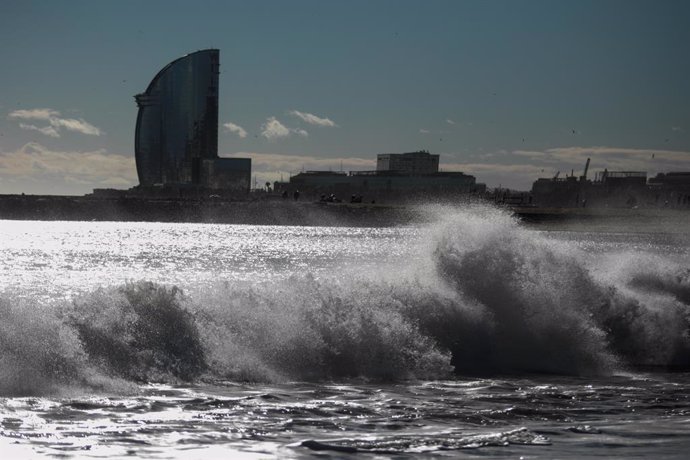 Archivo - Vista de l'onatge a la platja de la Barceloneta, a 17 de gener de 2023, a Barcelona, Catalunya (Espanya)