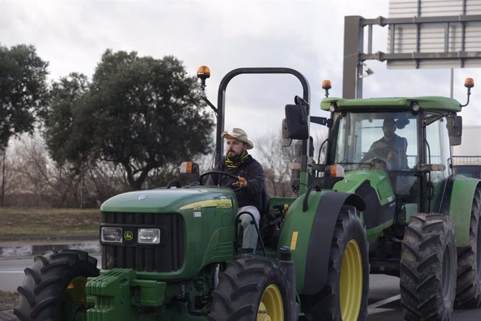 Un agricultor se manifiesta con su tractor en El Prat de Llobregat (Barcelona), a martes 13 de febrero de 2024