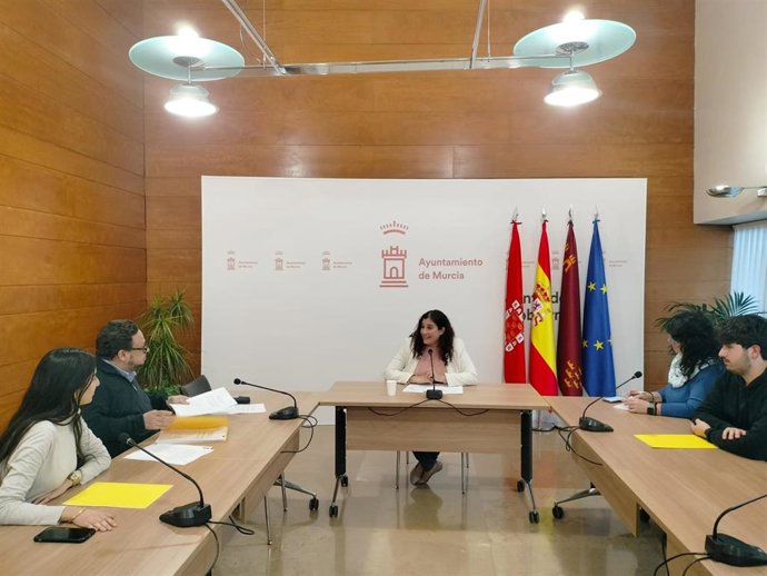 La concejal de Talento Joven y Espacios Públicos, Sofía López-Briones, durante la reunión con el grupo de trabajo
