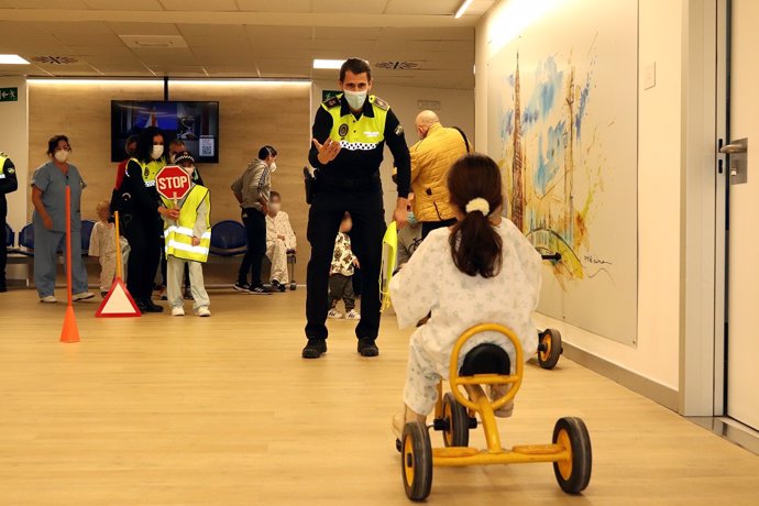 Agentes de la Policía Local visitan a los niños ingresados en el Hospital Virgen Macarena de Sevilla.