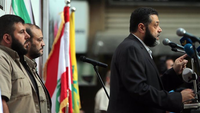 Archivo - Osama Hamdan (d), alto cargo del brazo político del Movimiento de Resistencia Islámica (Hamás), durante un acto organizado por Hezbolá en apoyo al pueblo palestino (archivo)