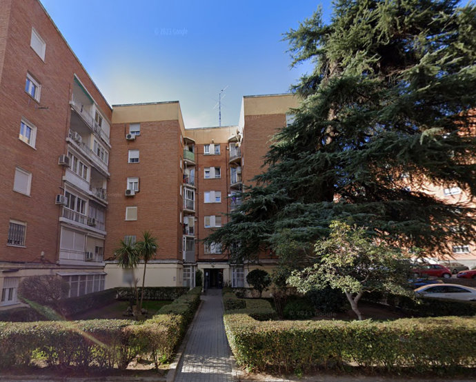 Edificio en el q ue hallaron los cadáveres de un hombre y su madre mayor sin signos de violencia en Aluche (Madrid).