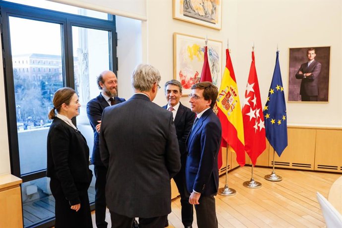 El alcalde de Madrid, José Luis Martínez-Almeida, se reúne con el presidente de la Fundación del Toro de Lidia, el ganadero Victorino Martín