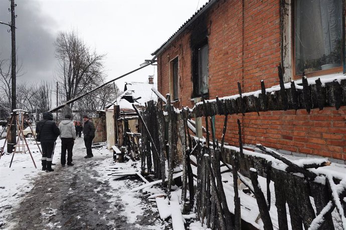 Un grupo de ucranianos inspecciona una vivienda atacada con un dron en Járkov