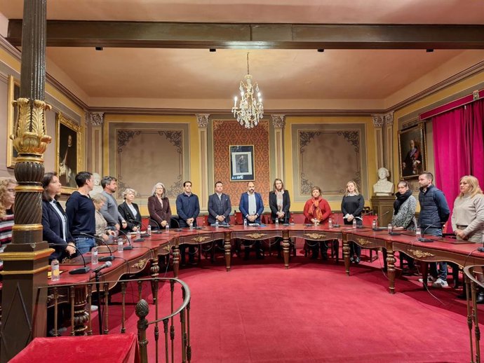 El pleno del Ayuntamiento de Barbastro (Huesca) honra la memoria de los dos guardias civiles asesinados en Barbate (Cádiz)