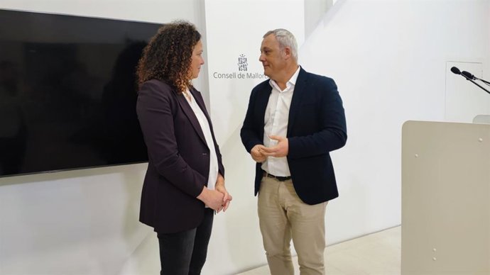 Los portavoces del PSIB, Catalina Cladera, y MÉS per Mallorca, Jaume Alzamora, en el Consell de Mallorca.