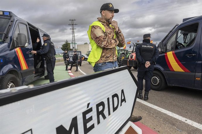 Imagen de archivo de agentes de Polícia Nacional frente a agricultores en la rotonda de Agricultura de Mérida 