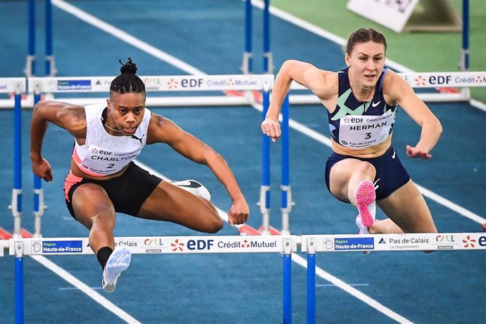 Archivo - La atleta bahameña Devynne Charlton (izda) durante una competicion