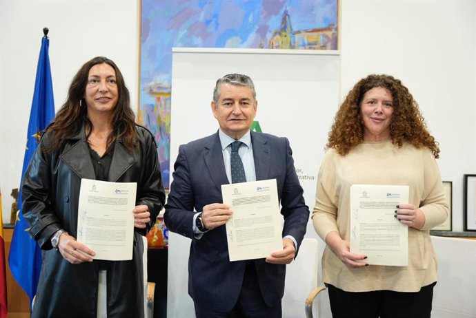 El consejero de la Presidencia, Interior, Diálogo Social y Simplificación Administrativa de la Junta de Andalucía, Antonio Sanz, firma un convenio para incorporar a los trabajadores sociales en las emergencias, este martes