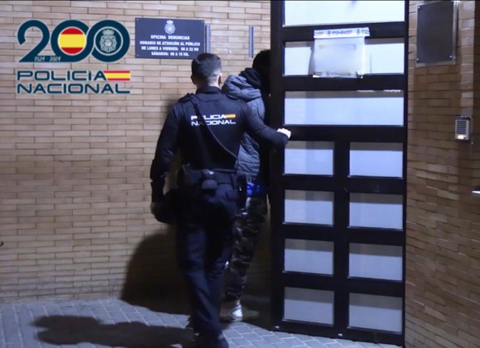 Quatre detinguts per agredir a patades un altre home per a robar-li el mbil a Alacant