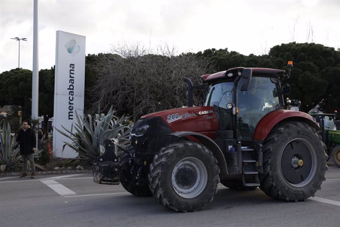 Un tractor en la entrada de Mercabarna, a martes 13 de febrero de 2024.