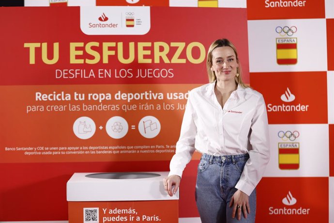 La embajadora de Banco Santander Mireia Belmonte amadrina la campaña del COE y la entidad financiera para fabricar banderas para París 2024 con ropa deportiva reciclada.