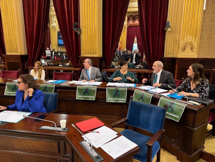 Diputados de Vox con cárteles pidiendo la dimisión del ministro del Interior.