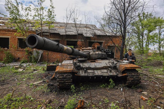 Archivo - Un tanque ruso dañado en Ucrania